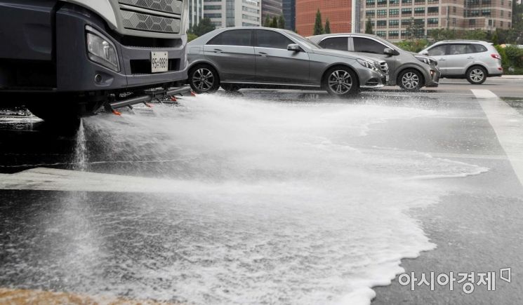 폭염이 기승을 부린 28일 서울 세종대로에서 중구청 살수 차량이 물을 뿌리며 도심 온도를 낮추고 있다. /문호남 기자 munonam@