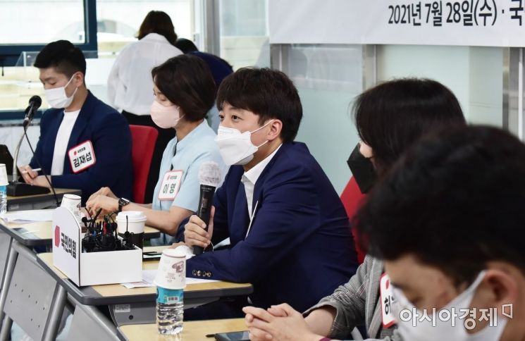 이준석 국민의힘 대표가 28일 서울 여의도 중앙당사에서 열린 ‘요즘것들 연구소시즌2' 체육계 백신 우선접종 개선을 위한 간담회에 참석, 인사말을 하고 있다./윤동주 기자 doso7@