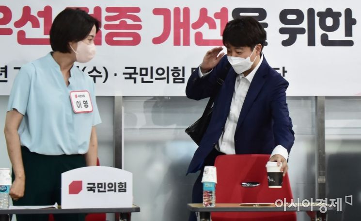이준석 국민의힘 대표가 28일 서울 여의도 중앙당사에서 열린 ‘요즘것들 연구소시즌2' 체육계 백신 우선접종 개선을 위한 간담회에 참석, 이영 연구소장과 인사를 나누고 있다./윤동주 기자 doso7@