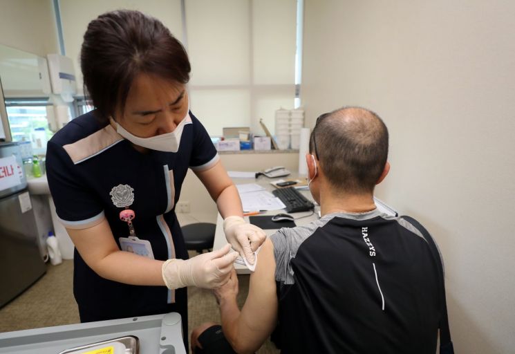 지난 26일 오전 광주 북구의 한 병원에서 모더나 코로나19 백신 접종이 이뤄지고 있다. [이미지출처=연합뉴스]