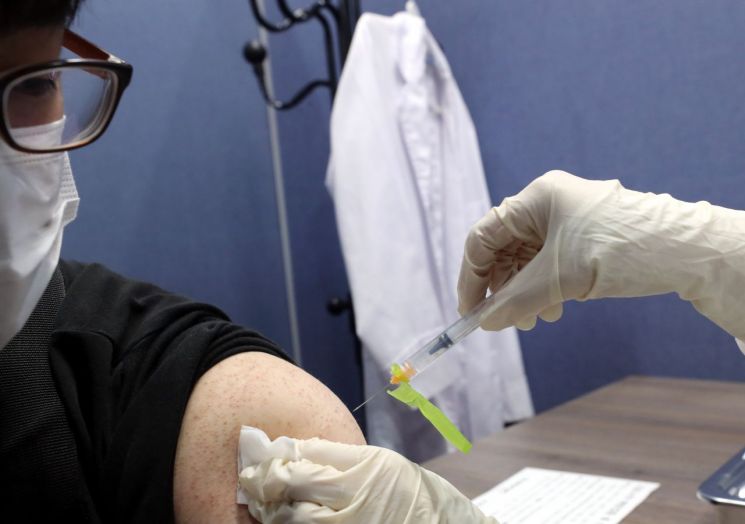 지난 19일 부산 부산진구 코로나19 예방접종센터에서 의료진이 고등학교 3학년 수험생에게 백신을 접종하고 있다. / 사진=연합뉴스