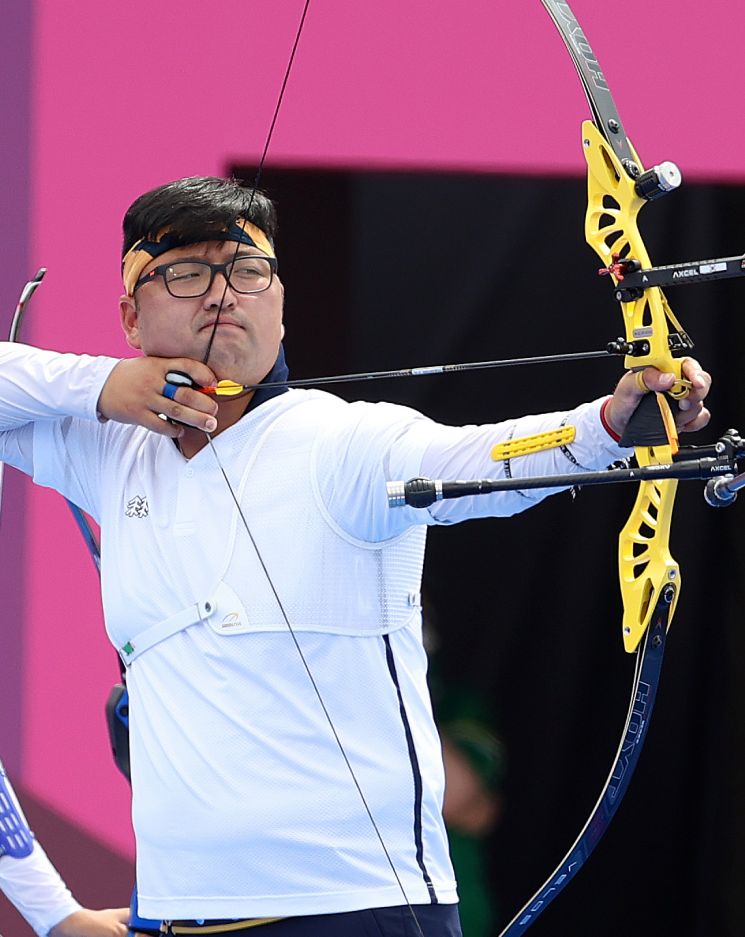 남자양궁 김우진 개인전 16강 진출…2관왕 순항