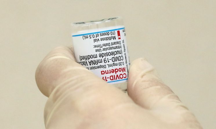 지난 26일 오전 광주 북구의 한 병원에서 대상자들에게 접종할 모더나 백신을 의료진이 준비하고 있다. / 사진=연합뉴스