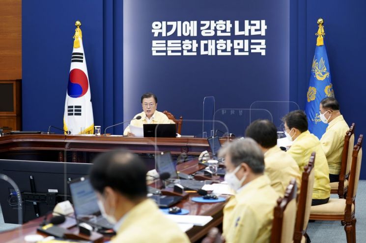 文대통령 "민생경제 회복 지연 우려…고용지원·정책서민금융 확대"(종합)