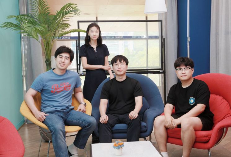 (좌측부터) 곽명준 연구원, 장지현 교수, 윤기용 연구원, 박주형 연구원.