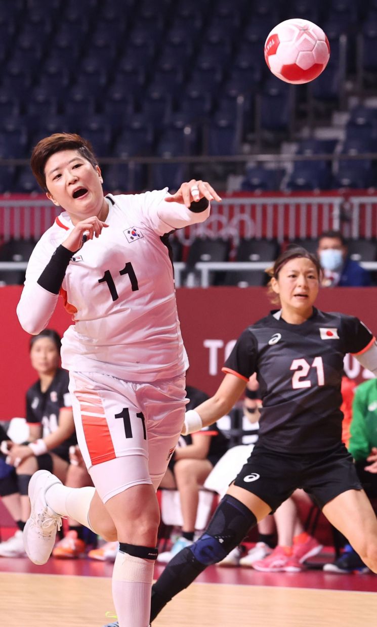 '류은희 9골' 여자핸드볼, 일본 꺾고 대회 첫 승…한일전 15연승 질주
