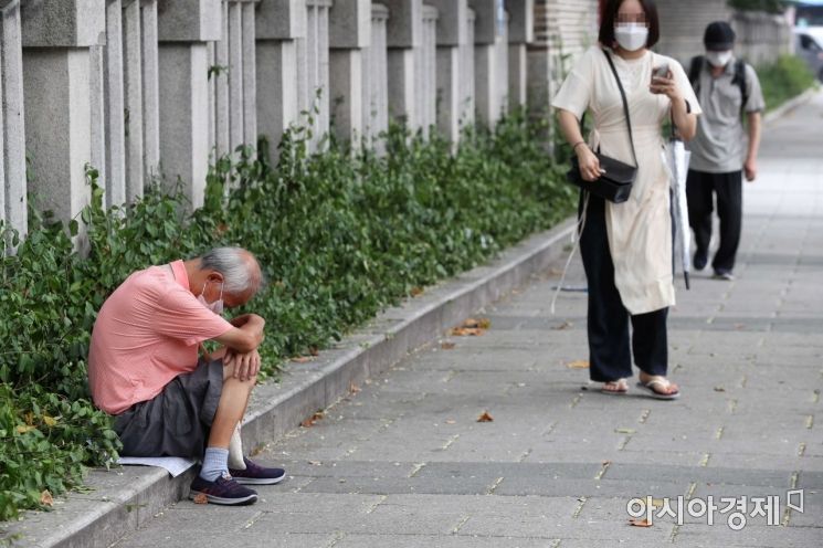 "어디로 가야 하나" 문 닫힌 탑골공원 찾는 어르신들