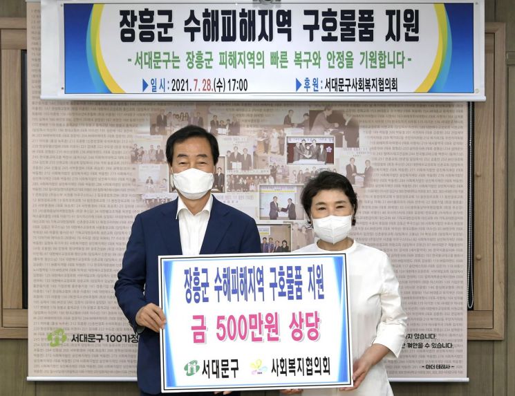 [포토]성장현 용산구청장, 폭염 대비 무더위쉼터 점검