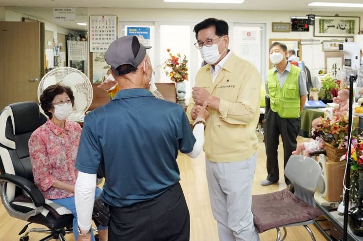 [포토]성장현 용산구청장, 폭염 대비 무더위쉼터 점검