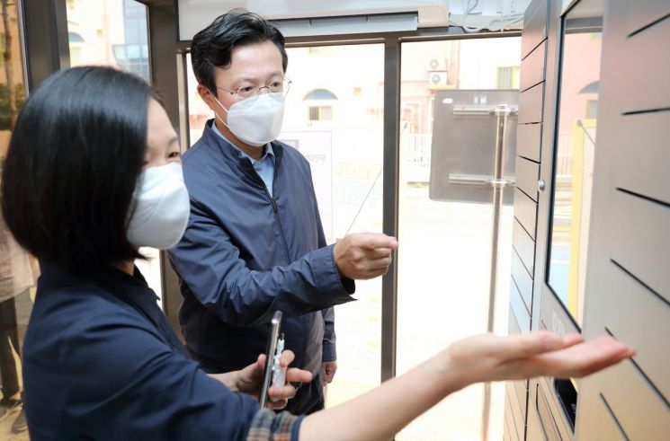 [포토]성장현 용산구청장, 폭염 대비 무더위쉼터 점검