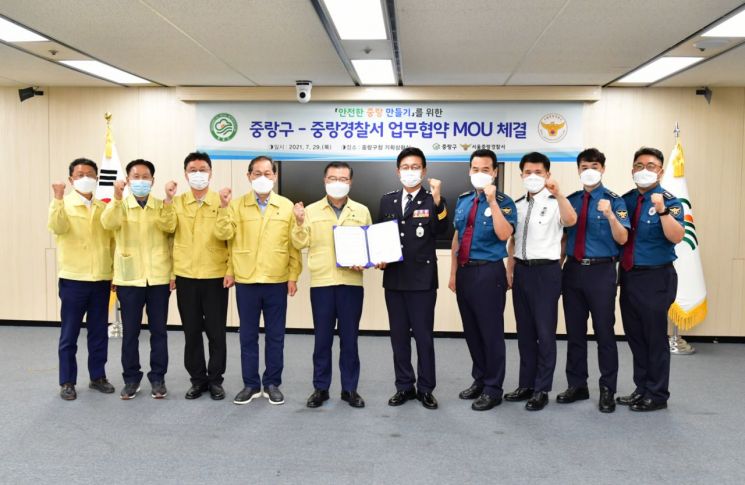 [포토]성장현 용산구청장, 폭염 대비 무더위쉼터 점검