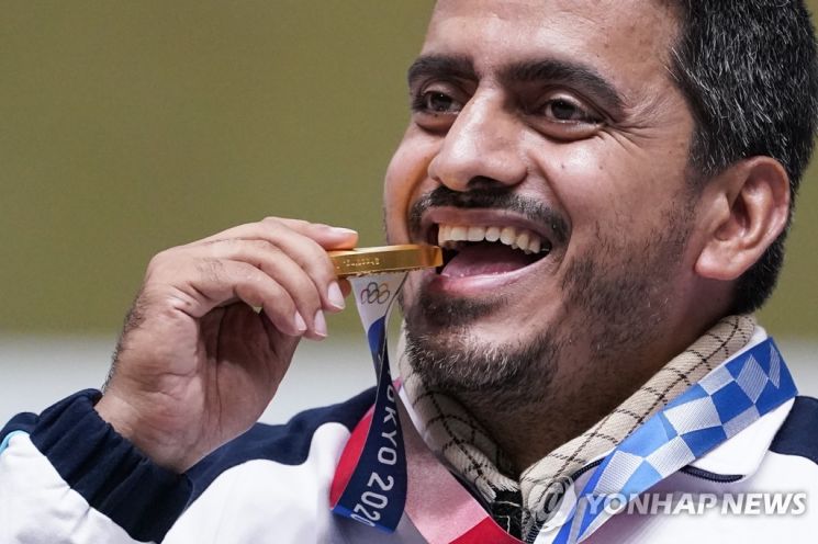 2020 도쿄올림픽 남자 10ｍ 공기권총에서 금메달을 목에 건 자바드 포루기(41·이란) / 사진=연합뉴스