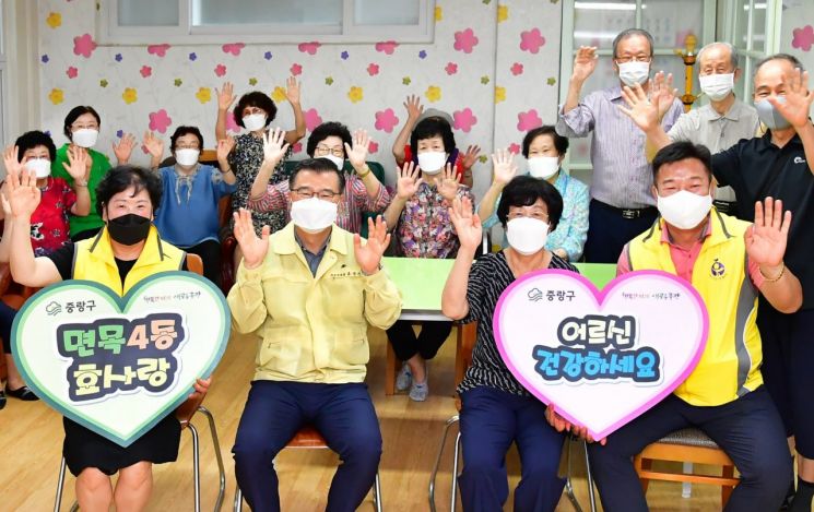 [포토]성장현 용산구청장, 폭염 대비 무더위쉼터 점검