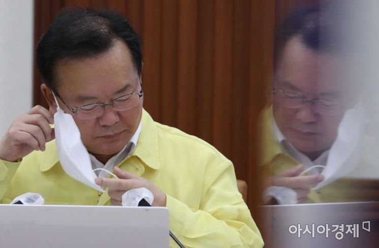 [포토] 마스크 벗는 김부겸 총리