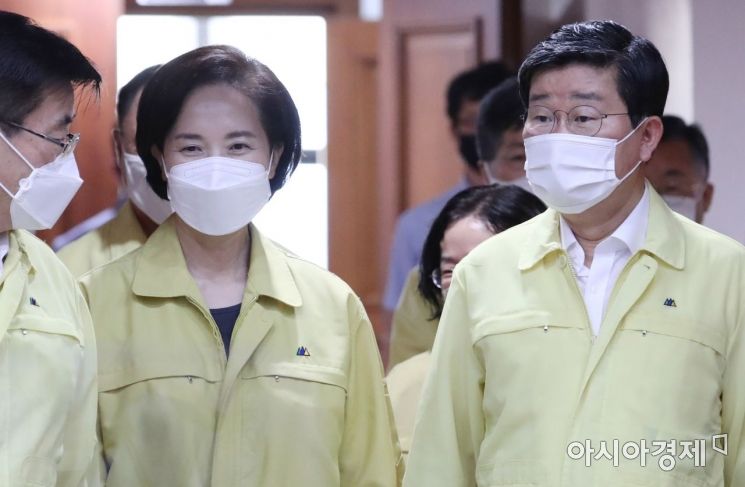 [포토] 코로나19 중대본회의 참석하는 유은혜-전해철