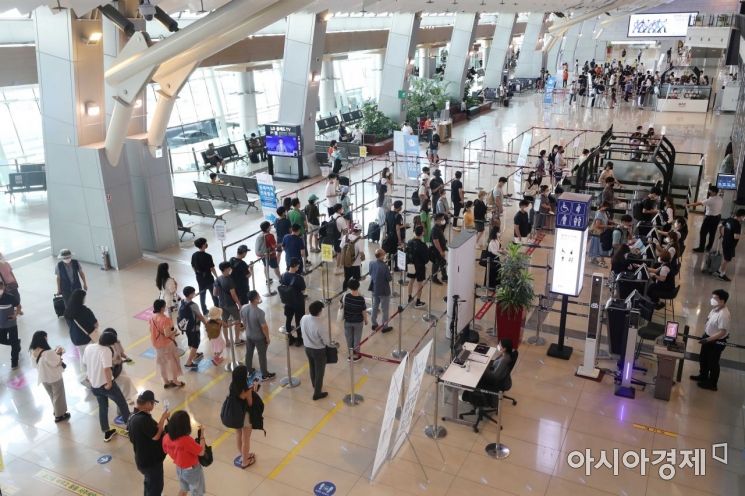 '4차 대유행에도 여행 떠난다' 김포공항 인산인해