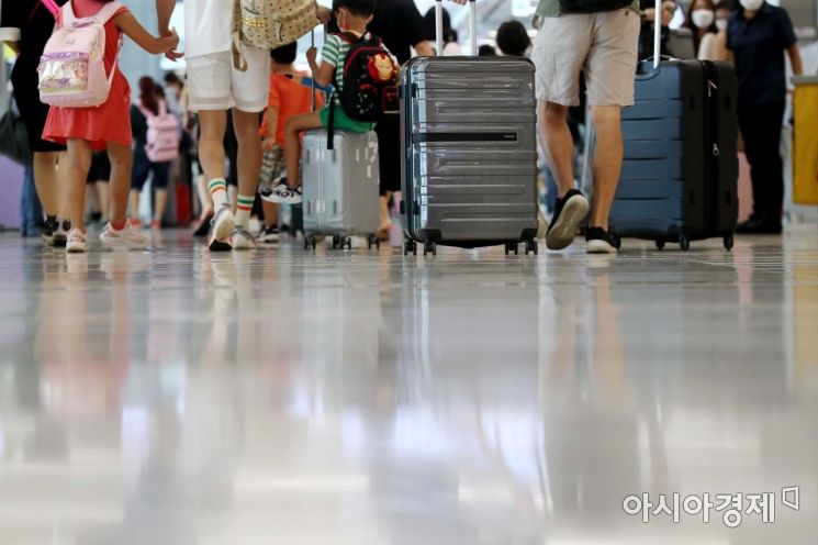 '4차 대유행에도 여행 떠난다' 김포공항 인산인해