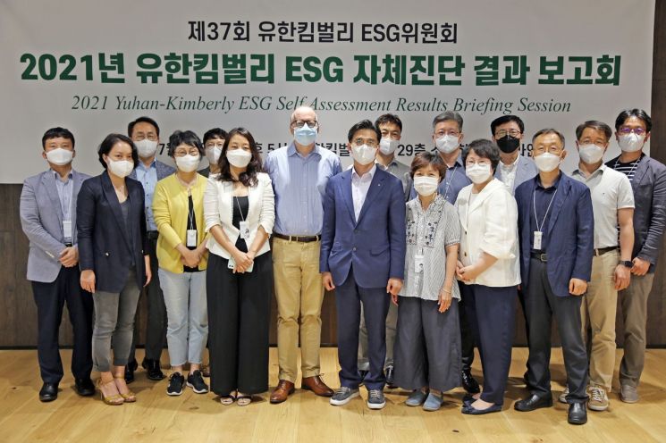 유한킴벌리는 사회책임경영 체계를 더욱 발전시키고 100년 기업을 향한 지속가능경영 실현을 위해 CEO 직속 ESG(환경, 사회, 지배구조) 위원회를 출범시킨다고 30일 밝혔다. 사진제공 = 유한킴벌리