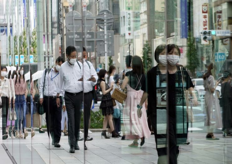 日 코로나 확진자 처음으로 1만명 넘어…오늘 긴급사태 확대