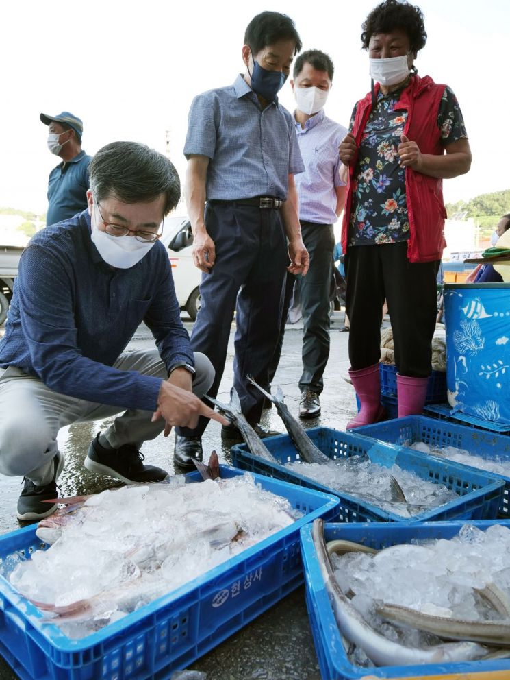김동연 전 경제부총리가 30일 오전 경남 거제시 장승포동 거제수협 장승포 위판장을 방문, 수산물을 보고 있다. [김동연 전 부총리 측 제공]
