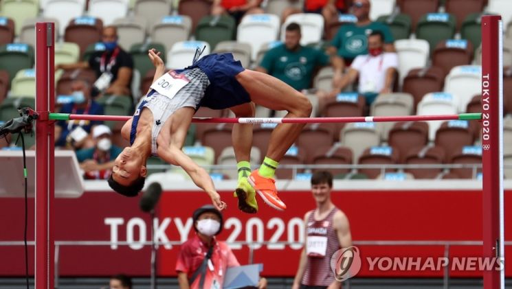 '높이뛰기' 우상혁, 한국 육상 25년 만의 결선행