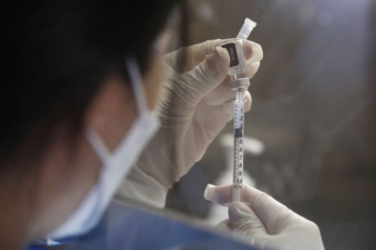 30일 오후 코로나19 서울시 동작구 예방접종센터가 마련된 동작구민체육센터에서 의료진이 백신을 준비하고 있다. [이미지출처=연합뉴스]