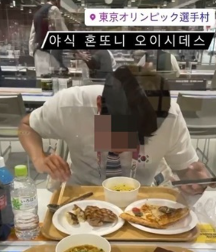 태극마크를 단 옷을 입은 한 한국인이 일본 도쿄올림픽 선수촌에서 식사를 하며 일본어로 "야식 맛있다"며 자신의 사회관계망서비스(SNS)에 올린 글이 일본의 한 온라인커뮤니티에서 화제다.
