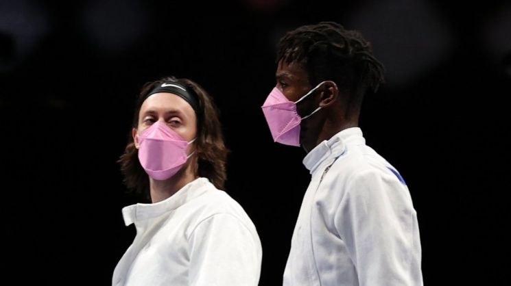 미국 펜싱 대표팀 선수 3명이 성추행 의혹 선수에 반대하는 뜻으로 분홍색 마스크를 끼고 30일 도쿄올림픽 펜싱 경기장에 등장했다. [사진제공=NBC New York]