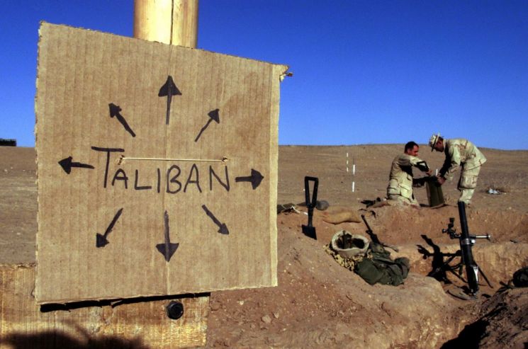 [국제이슈+] 中, 반군이라던 탈레반과 첫 회담..."신장위구르 지원 금지"  