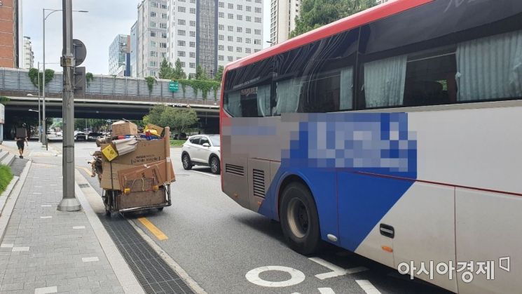 '불안불안' 폐지 수집 노인들…그들이 도로 위 주행하는 이유?