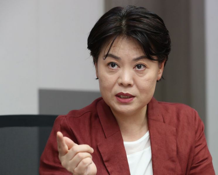 더불어민주당 대선주자인 이재명 경기지사가 '쿠팡 물류센터 화재 대응 논란'에 대해 사과하자 윤희숙 국민의힘 의원은 "사과가 아니라 진짜 잘못을 은폐하는 사과 쇼"라고 지적했다. [이미지출처=연합뉴스]