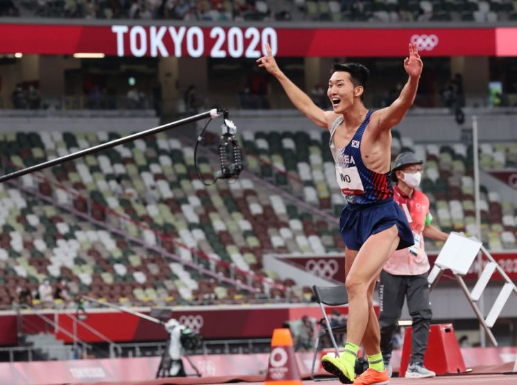 도쿄올림픽 남자 높이뛰기 우상혁이 1일 도쿄 올림픽스타디움에서 열린 결선에서 한국 신기록인 2.35m 바에 성공한 뒤 환호하고 있다. [사진=연합뉴스]