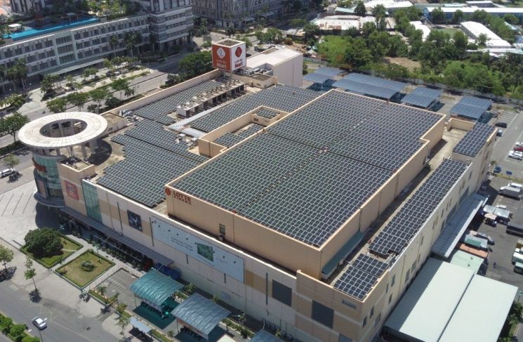 롯데마트가 베트남 호치민시에 위치한 남사이공점 매장 옥상에 1765m2 면적 규모의 태양광 발전 설비를 설치했다.