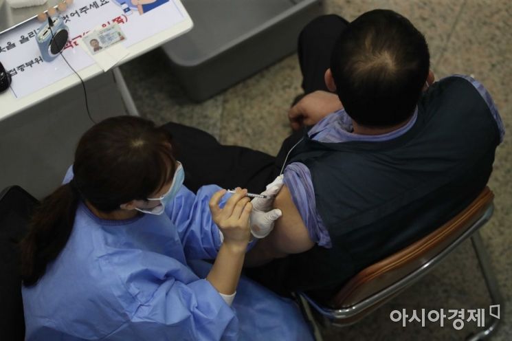 2일 서울 은평구 문화예술회관에 마련된 코로나19 예방접종센터에서 시민들이 백신을 맞고 있다. /문호남 기자 munonam@