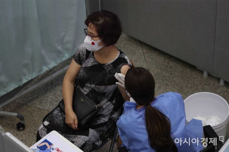 2일 서울 은평구 문화예술회관에 마련된 코로나19 예방접종센터에서 시민들이 백신을 맞고 있다. /문호남 기자 munonam@