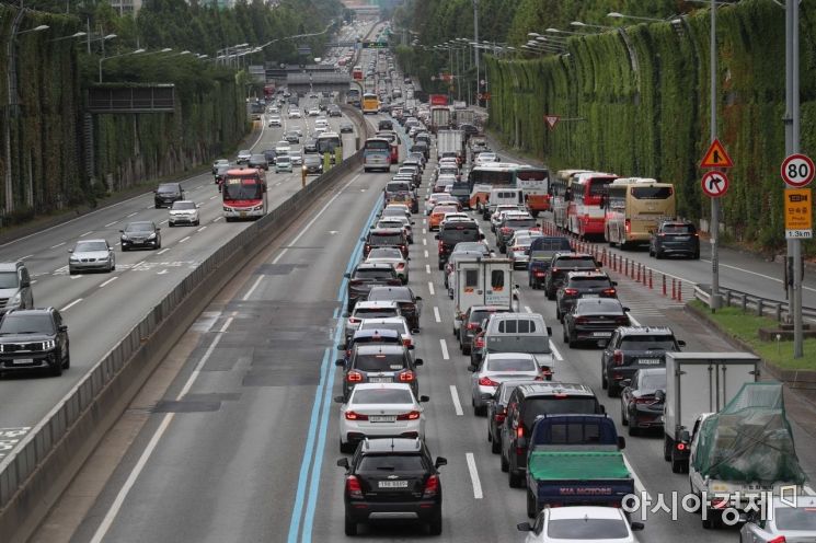 여름 휴가철인 2일 서울 서초구 잠원IC 인근 경부고속도로 하행선에서 차량들이 줄지어 이동하고 있다. /문호남 기자 munonam@