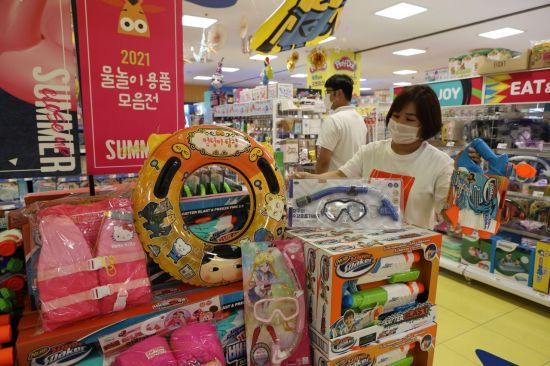 [포토] "다양한 물놀이 용품으로 안전한 물놀이하세요"