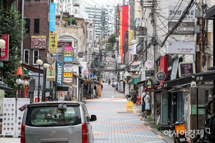 코로나19 4차 대유행이 장기화되며 자영업자의 시름이 이어지고 있는 2일 서울 서대문구 이화여대 인근 골목 상권 지역이 한산한 모습을 보이고 있다./강진형 기자aymsdream@