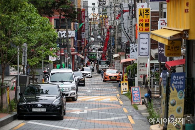 지난 2일 서울 서대문구 이화여대 인근 골목 상권 지역이 한산한 모습을 보이고 있다./강진형 기자aymsdream@