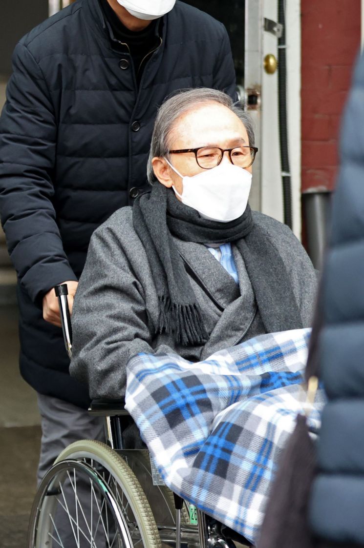 이명박, 6일 만에 서울대병원 퇴원… 안양교도소 복귀