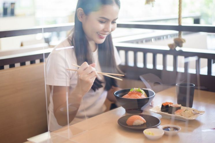 식당용 투명 칸막이, 코로나 전파 위험 되레 높일수도…앞 사람에겐 효과