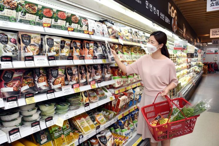서울 동작구 홈플러스 익스프레스 남성점에서 모델이 신선식품과 간편식을 구매하고 있다.