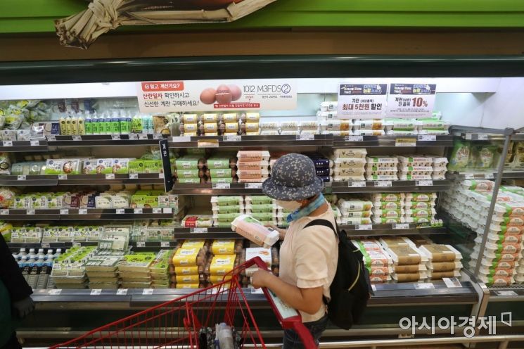 3일 서울 시내 한 대형마트에서 시민들이 장을 보고 있다. 이날 통계청이 발표한 7월 소비자물가동향에 따르면 지난달 농축수산물 가격은 1년 전보다 9.7% 상승했다. 특히 계란이 57.0% 급등해 2017년 7월(64.8%) 이후 4년 만의 최고치를 기록했다. /문호남 기자 munonam@