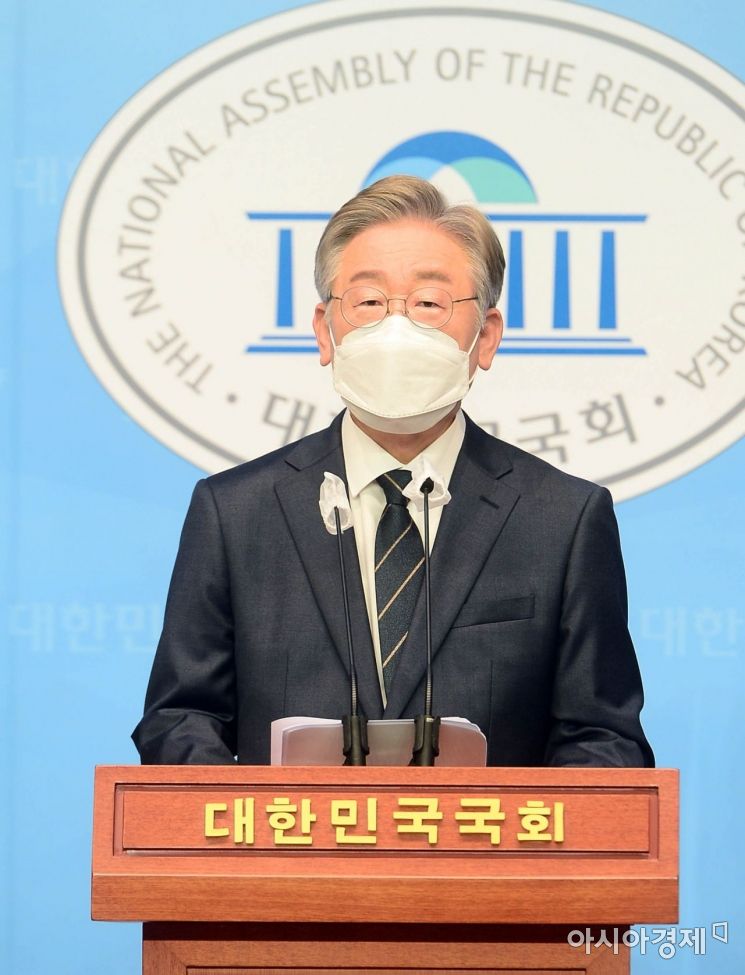 더불어민주당 대선 경선후보인 이재명 경기도 지사가 3일 국회 소통관에서 "임기 내 주택을 250만호 이상 공급하고, 이 중 기본주택으로 100만호 이상을 공급하겠다"는 내용의 부동산 공약을 발표하고 있다. /윤동주 기자 doso7@