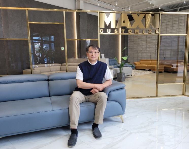 맞춤 소파 브랜드 ‘막스앤’…“착석감까지 맞춰드립니다”