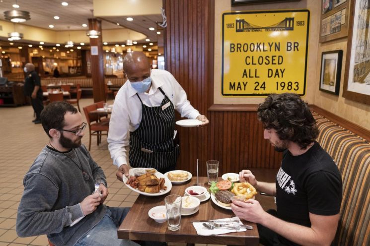 뉴욕시 소재 한 식당에서 손님들이 식사를 하고 있다. [이미지출처=AP연합뉴스]