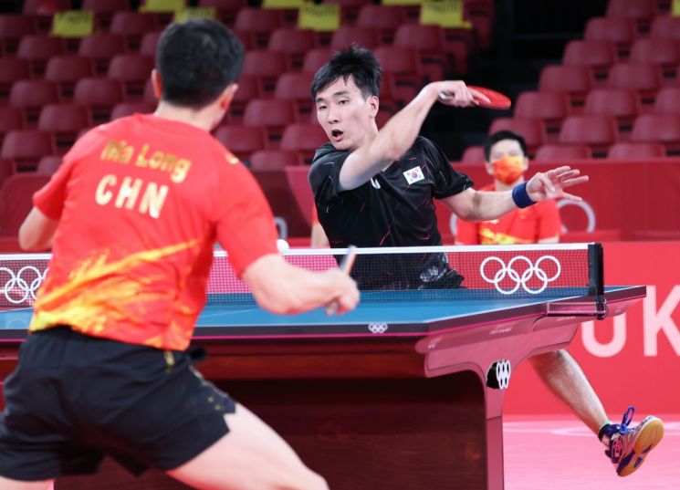 한국 남자 탁구 대표 이상수 선수가 중국의 마룽과 2020 도쿄올림픽 단체 4강전에서 대결을 벌이고 있다. [이미지출처=연합뉴스]