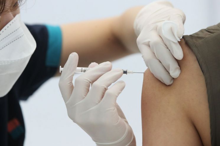 서울의 한 예방접종센터에서 의료진이 백신을 접종하고 있다. [이미지출처=연합뉴스]