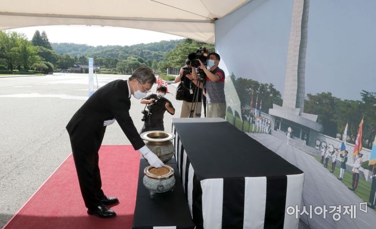 국민의힘 대선 예비후보로 첫 공식일정을 시작한 최재형 전 감사원장이 5일 서울 동작구 국립서울현충원 임시 현충탑 참배소에서 참배를 하고 있다./국회사진기자단
