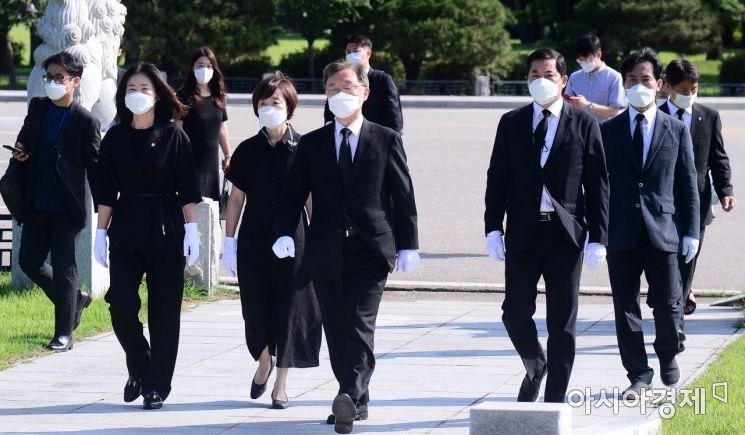 국민의힘 대선 예비후보로 첫 공식일정을 시작한 최재형 전 감사원장이 부인 이소연씨와 5일 서울 동작구 국립서울현충원 무명용사 묘역을 참배 하기 위해 들어서고 있다./국회사진기자단